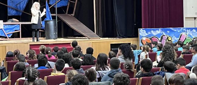 La infància de Sant Feliu es bolca en el Dia Escolar de la No Violència i la Pau